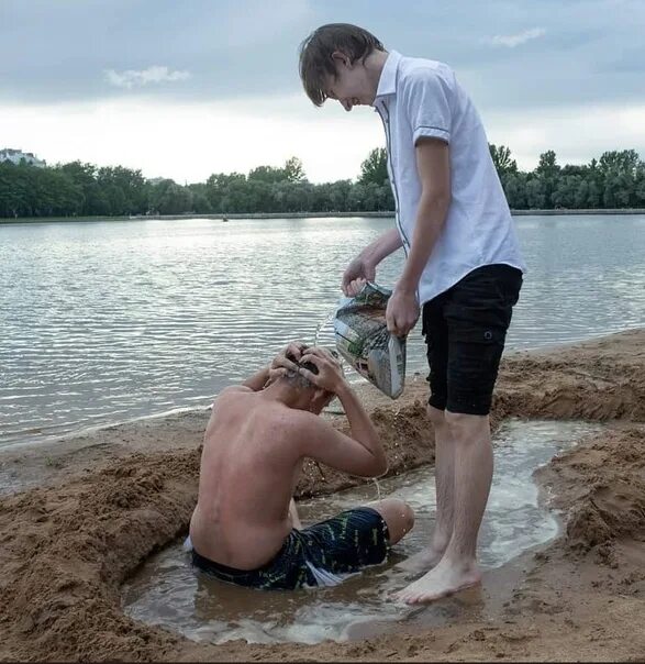 Почему нельзя купаться в ванной. Головинские пруды купание. Купаться в горячей воде. Парни купаются в пруду. Мужик купается.