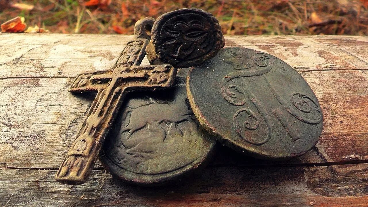 Клад шапок. Находки копателей старина. монеты находки копателей. коп по старине металлоискателем. древние клады.