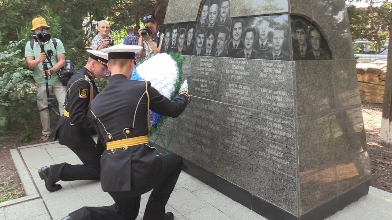 Памятник морякам подводникам в Курске. 7 Апреля день памяти погибших подводников. Памятник морякам подводникам Севастополь. 7 Апреля день памяти погибших моряков-подводников. 7 апреля память