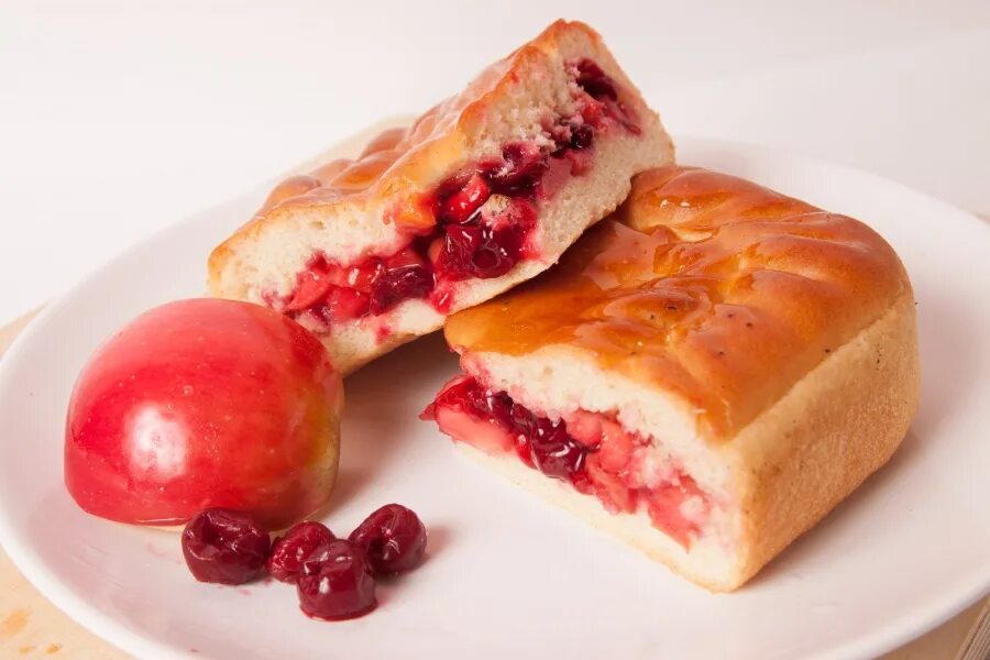 Шарлотка с вишней. Пирог с творогом вишней и яблоком. Вишня яблоко пирожок. Венгерский пирог с вишней. Яблочно вишневый пирог.