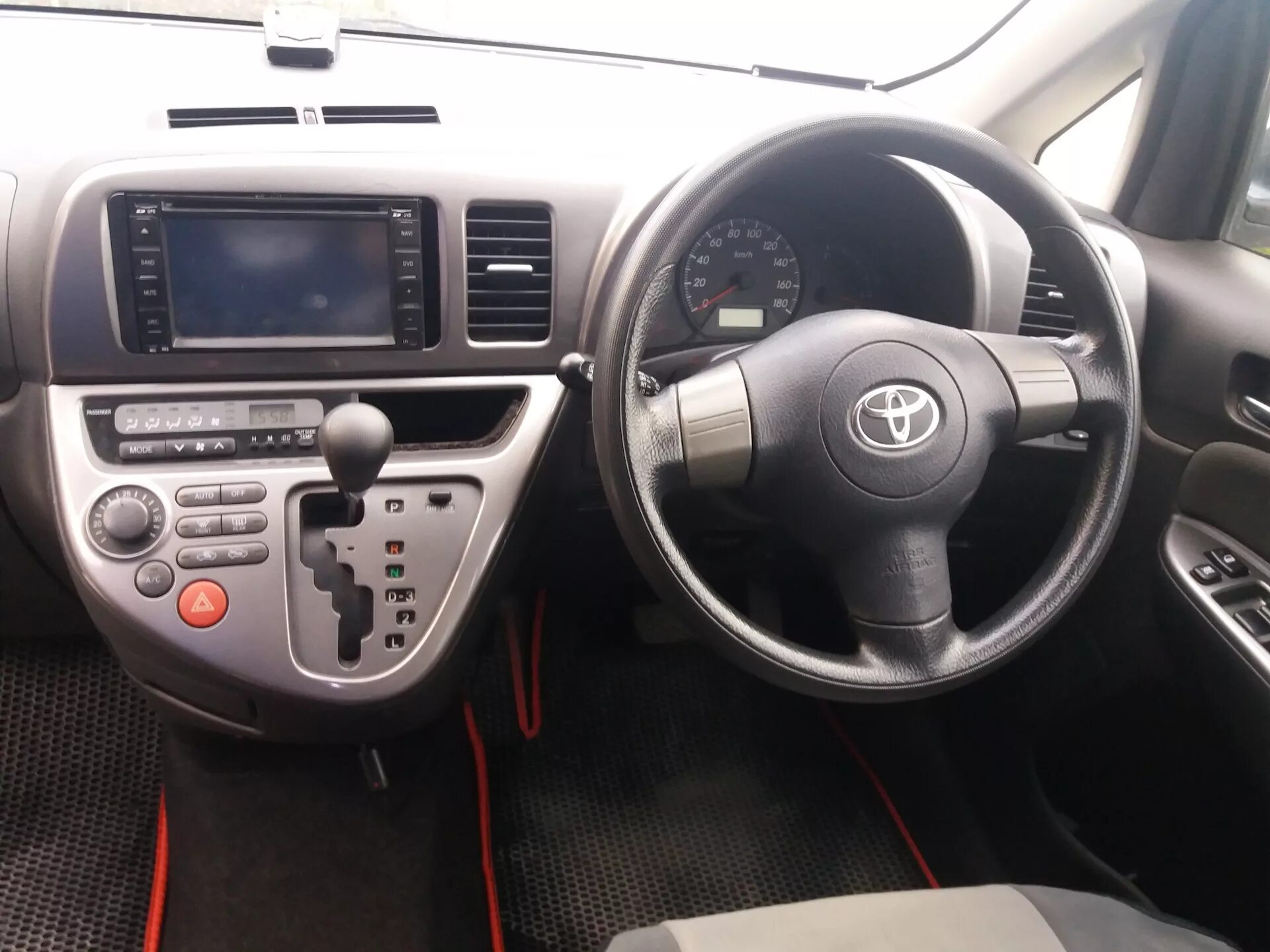 Виш открыть. Toyota wish 2005 салон. toyota wish 2008 салон. toyota wish 2007 салон. toyota виш 2005 салон.