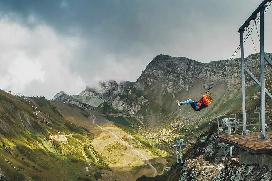 Red heights. Парк высокогорных аттракционов красная Поляна. Качели над пропастью в Сочи красная Поляна. Горки парк Сочи красная Поляна.