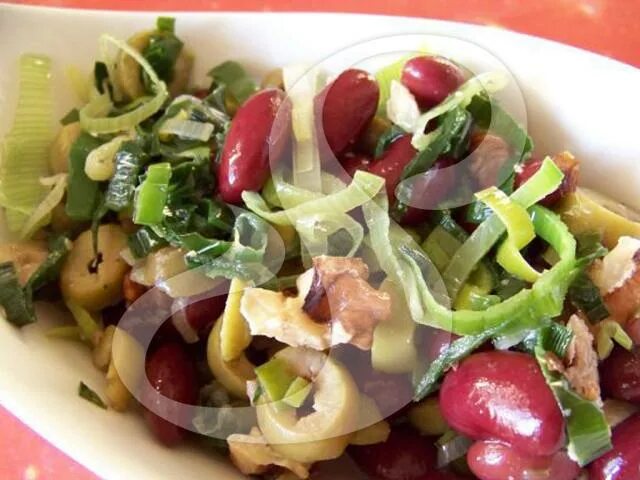 Салат с пореем и ветчиной. Салат с тунцом и фасолью по‑тоскански. Белковый салат. Салат фасоль. Салат из белой фасоли с тунцом.