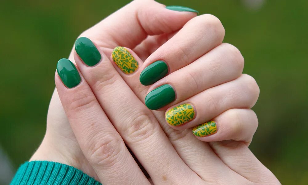 Ногти на зеленом фоне. Маникюр зеленого цвета. Маникюр сочетание с зеленым цветом. Сочетание зеленого в маникюре. Зеленые ногти.