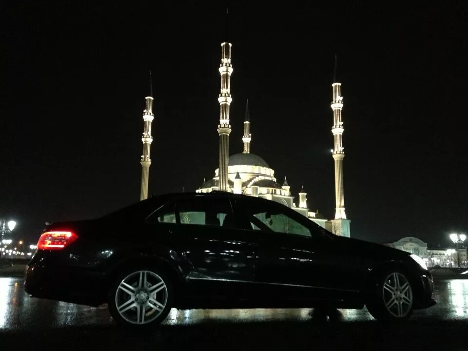 Машина мусульманина. Мерседес Грозный. Машины у мечети. Машины рядом с мечетью. Мусульманские машины.