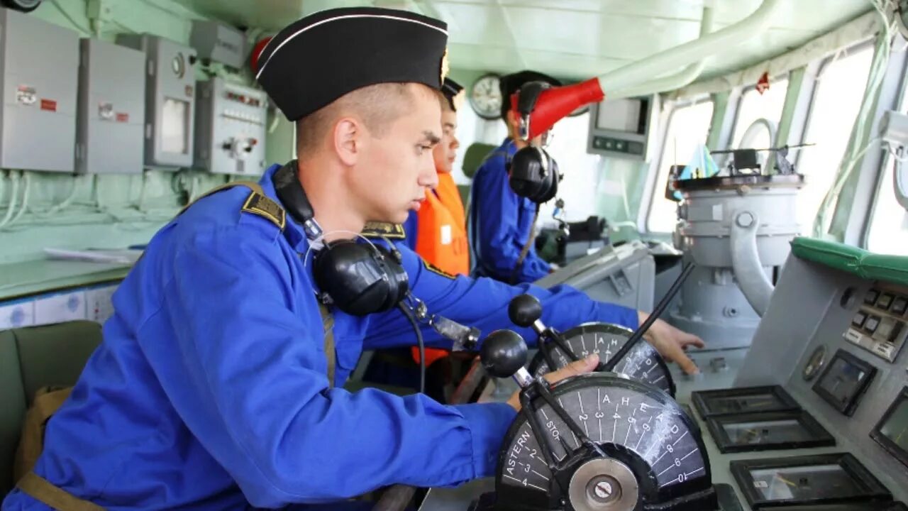 Проведение работ на судне. Матрос на судне. морские профессии. морские профессии на корабле. радист на корабле.