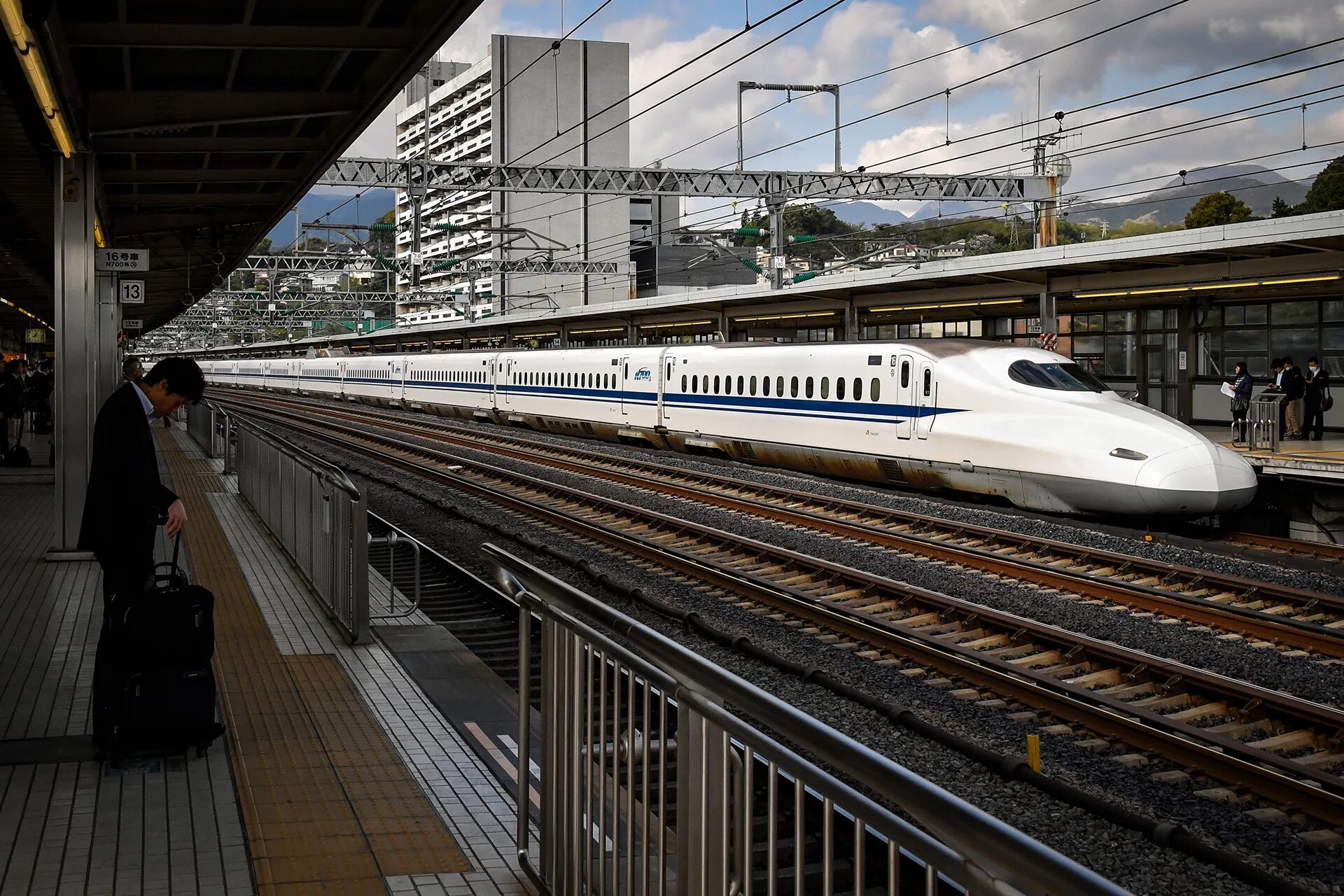 Железные дороги японии. Японский поезд Синкансен. Высокоскоростные поезда Япония, Shinkansen. Поезд Синкансэн в Японии. Железнодорожная магистраль Синкансен.