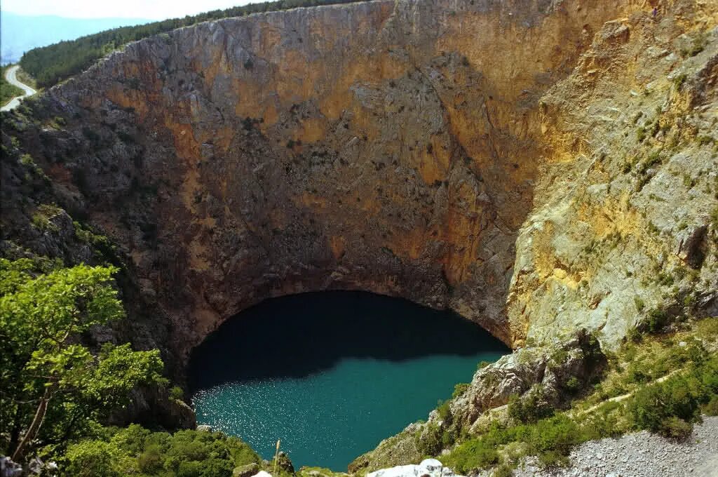 Самое глубокое карстовое. Тепуи сарисариньяма карстовая. Карстовые озера хорватии. Кимберлитовая трубка «большая дыра» юар. Самое глубокое карстовое.