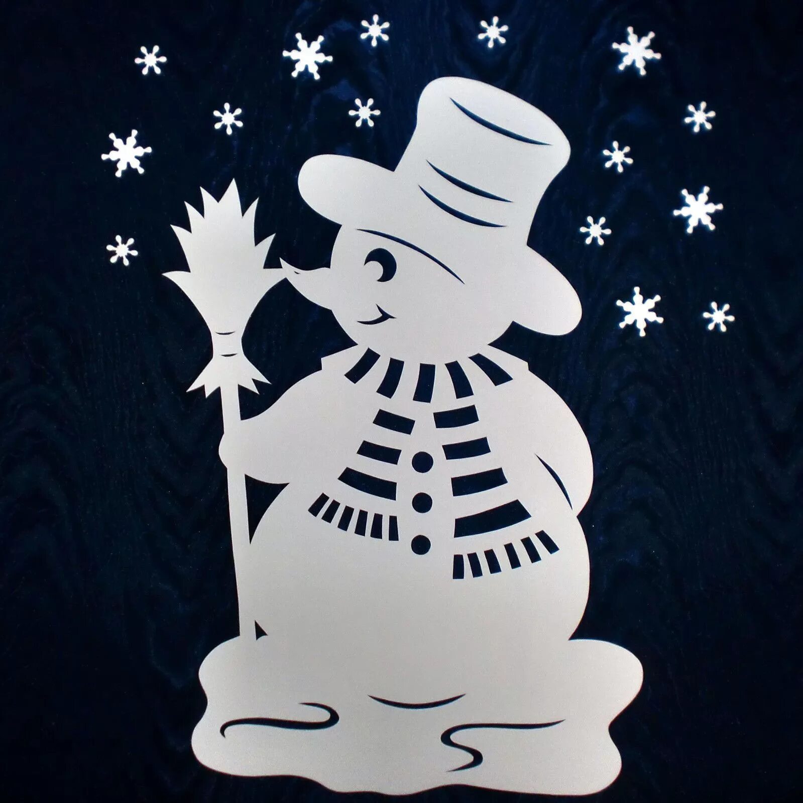 фигурки на окна из бумаги на новый год. фигурка на окно на новый год вырезать. трафареты на окна новогодние. фигурки на окна из бумаги на новый год. новогодние вырезки.