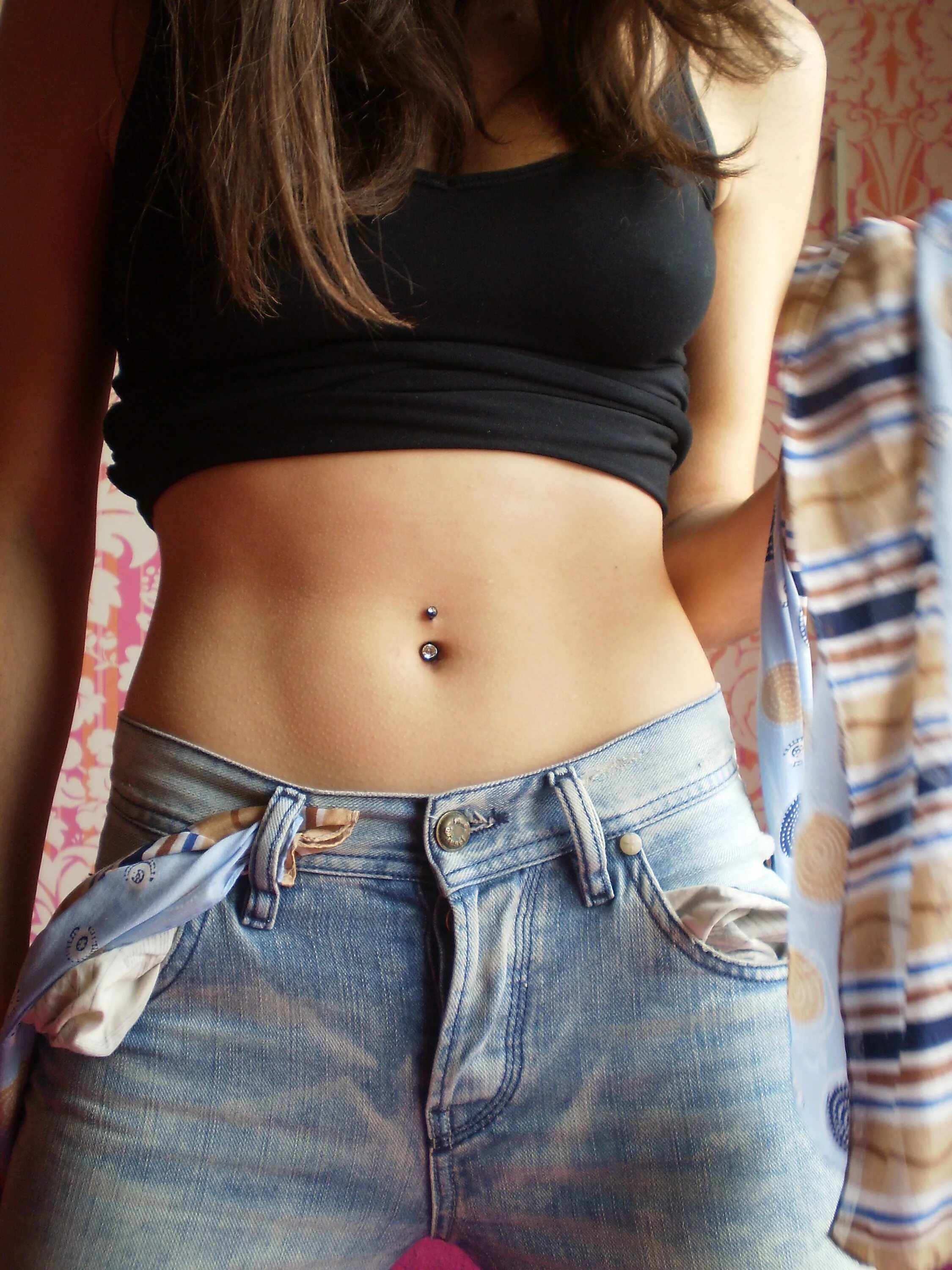 девушка открывает пупок. открытый живот у девушек. девушка открывает пупок. девушка с открытым пупком. животик.