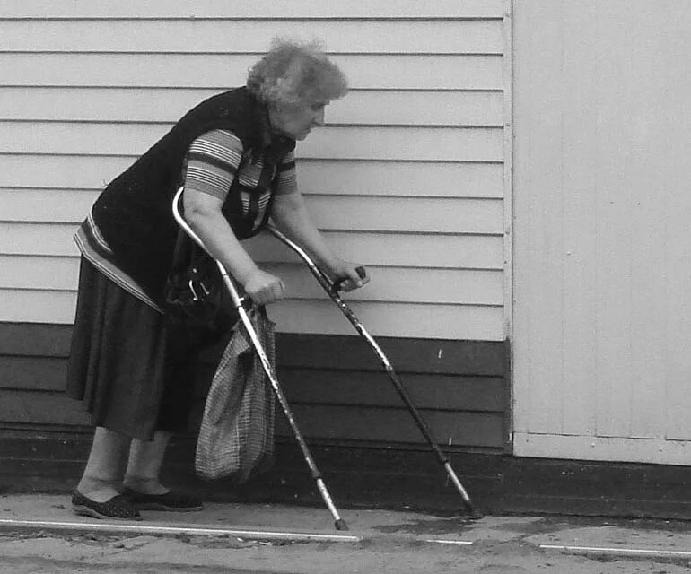 Трудовая жизнь не сгорбила. Старушка на костылях. Бабка с ходунками. Старуха с костылем. Инвалид на костылях.