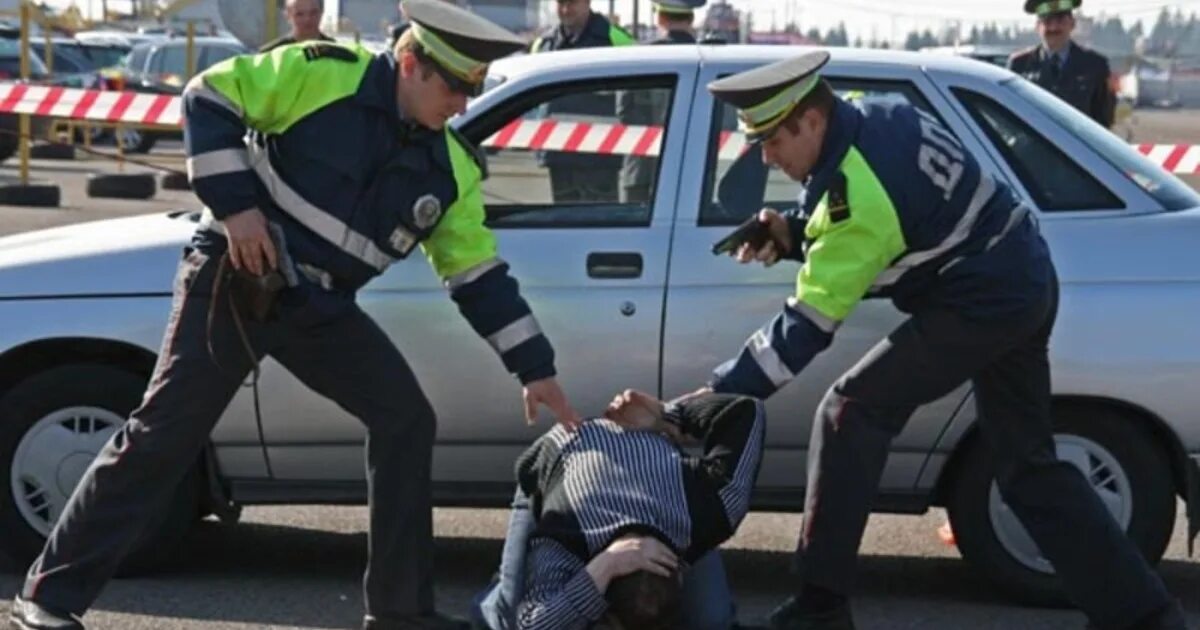 В погоне за преступником. Погоня полиции за нарушителями. Полиция гонится за преступниками. Полиция остановила машину.