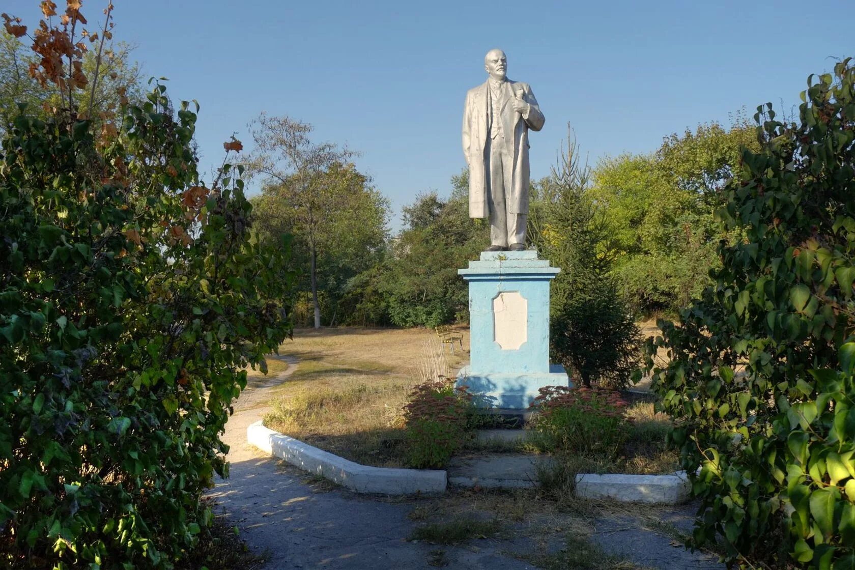 Город змиев. Змиёв. Харьковская область г Змиев ,Бумфабрика. Памятник волна. Город Змиев история.