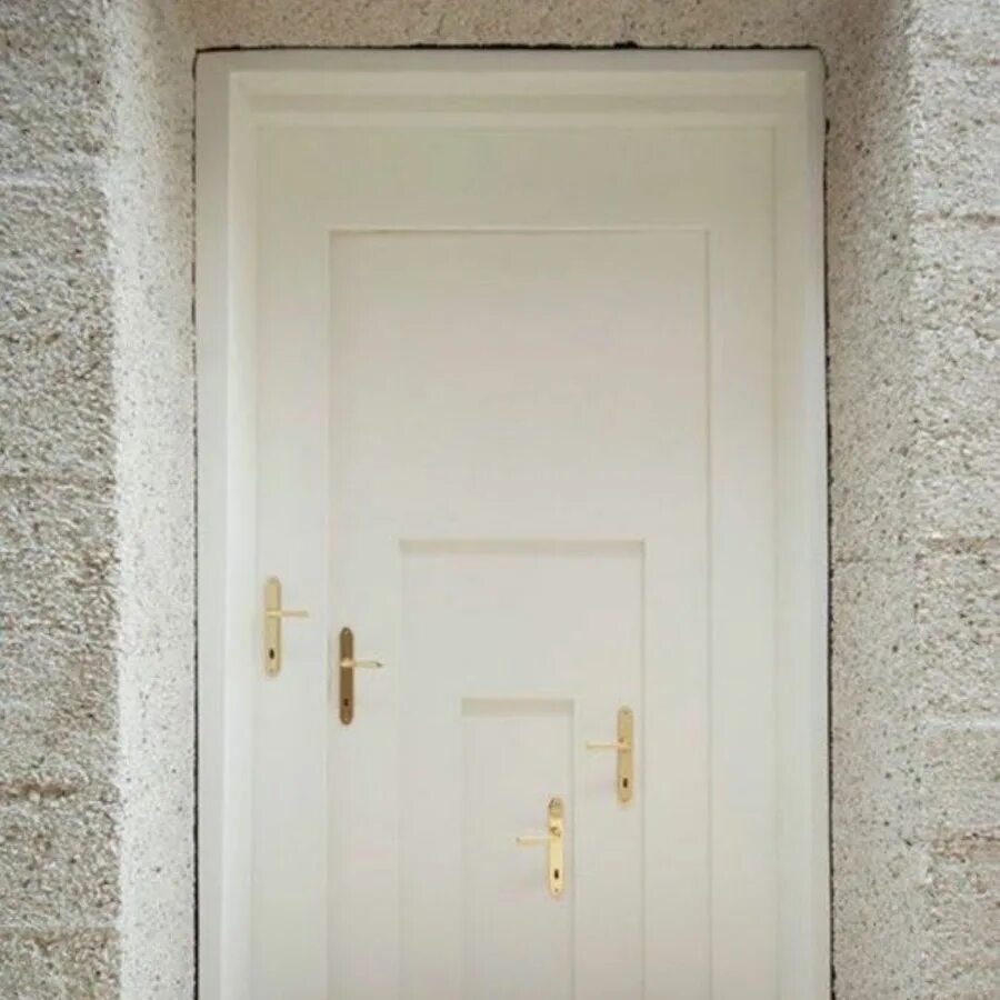 Дверь толще стены. Дверь в комнату. Приоткрытая дверь в интерьере. Прикольные межкомнатные двери. Дверь в толстой стене.