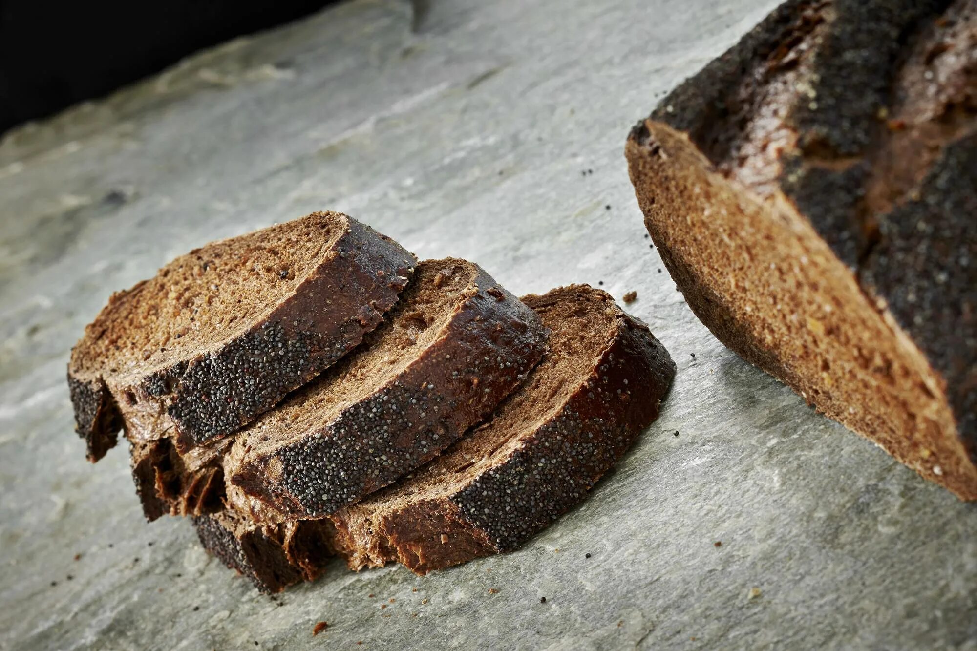 Черный хлеб Алексин. Ржаной хлеб. Хлеб черный бездрожжевой. Кусочек ржаного хлеба.