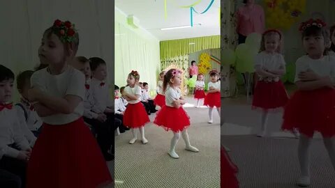 Лялечка танцует танец в детском саду