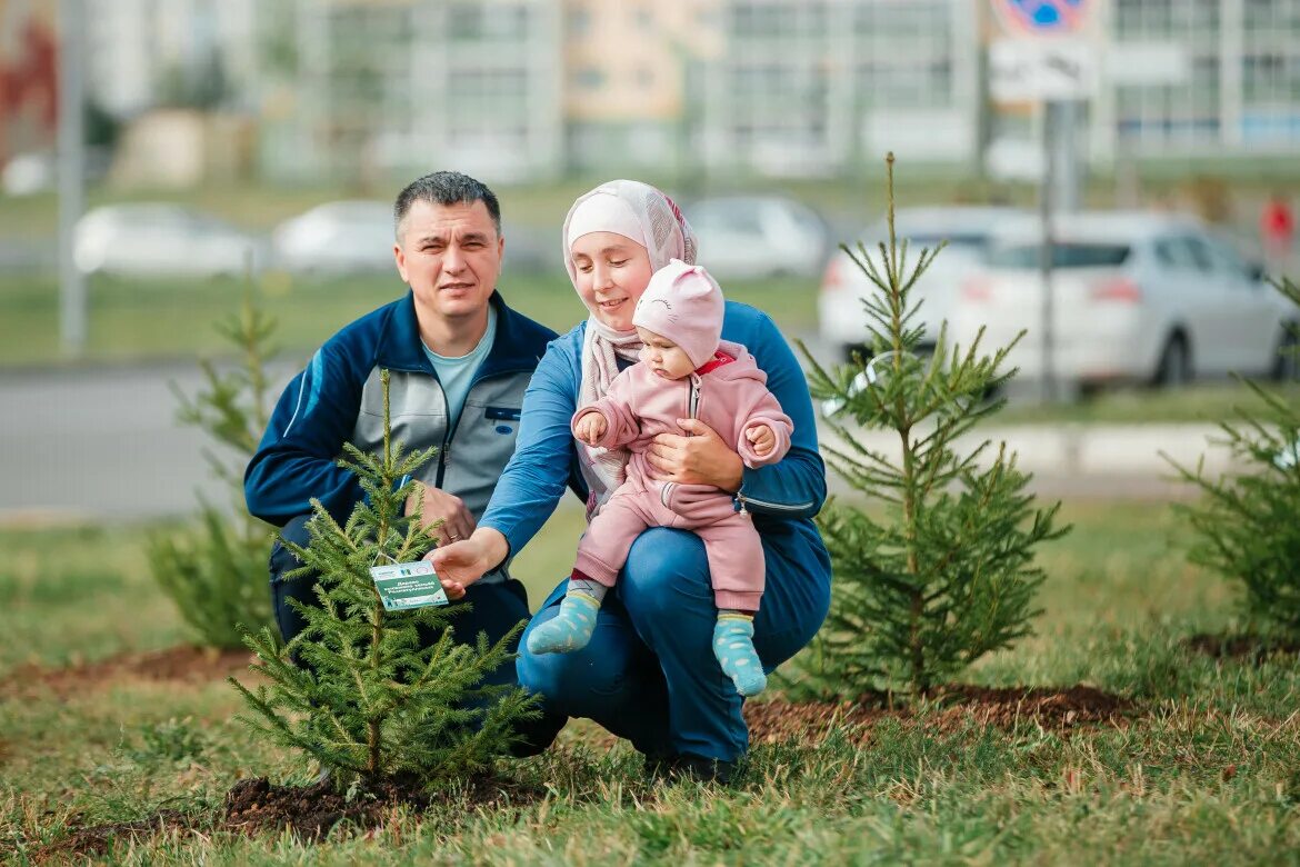 Новости про нижнекамск. Новый год семья. Сибур посадка деревьев Нижнекамск. Сибур детям Нижнекамск фото. Семьи с детьми татар информ.