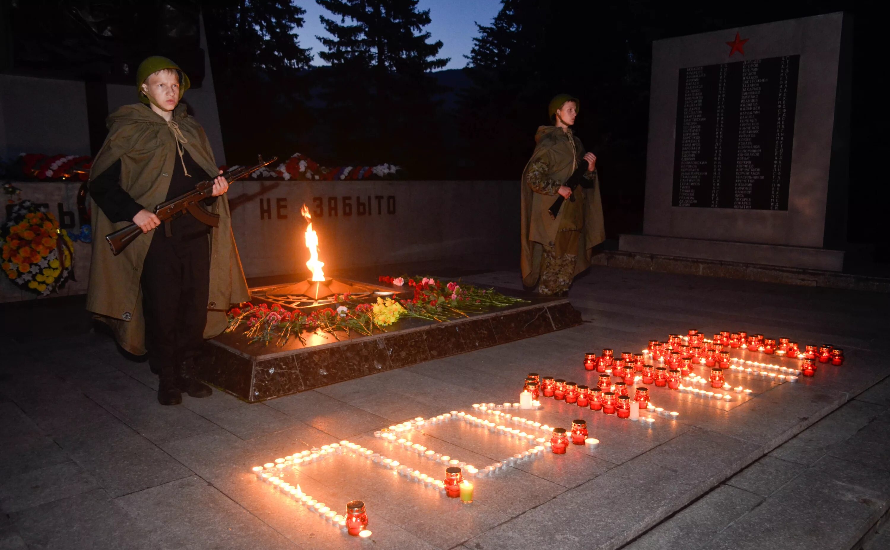 Фото акции памяти. Мемориал славы 22 июня Горно-Алтайск. Свеча памяти в Горно Алтайске. Мемориал памяти в Горно Алтайске. Акция свеча памяти.