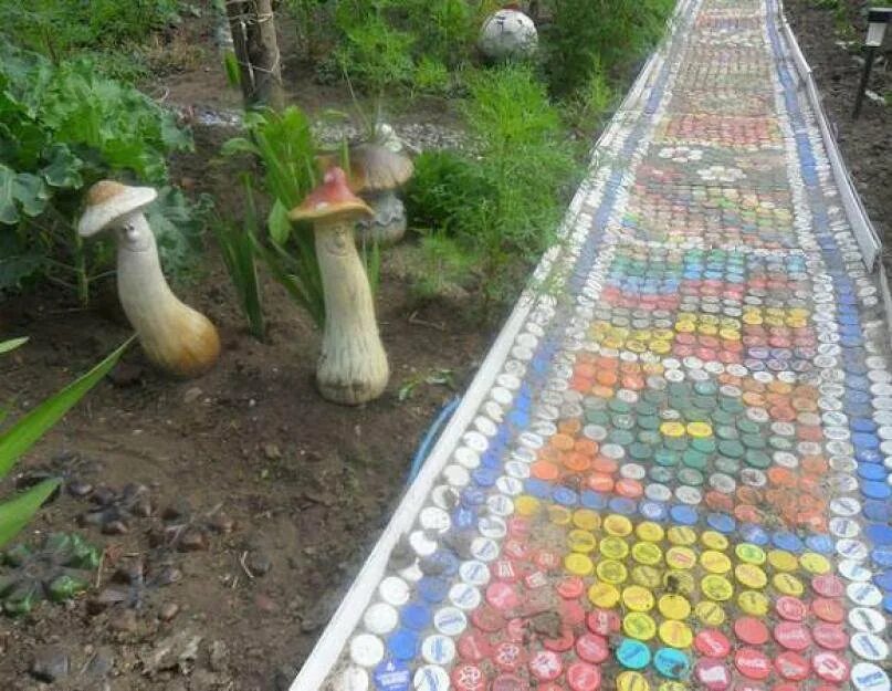 садовые дорожки из крышек. садовые дорожки из пластиковых крышек. украшение клумб пластиковыми бутылками. дорожки из пластиковых булоток. садовые дорожки из пластиковых крышек.