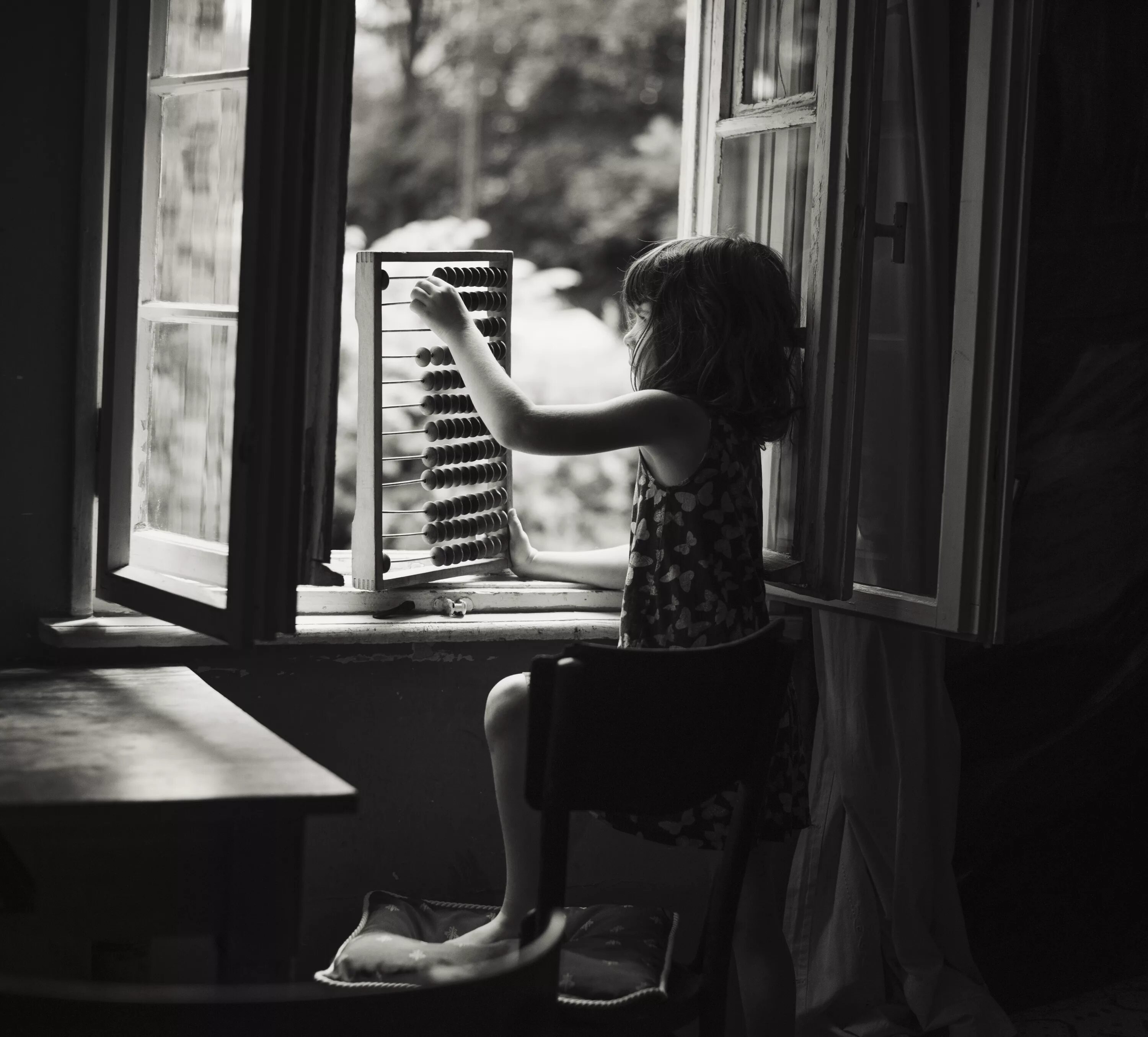 Сижу в предвкушении. Девочка у окна. Маленькая девочка у окна. Девочка скучает у окна. Маленькая девочка на подоконнике.