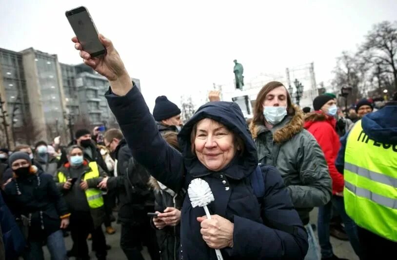 Новости интернета в россии сегодня. Молодежь на митинге. Молодежь с айфонами на митинге. Россияне на митинге. Митинги 2020 в России.