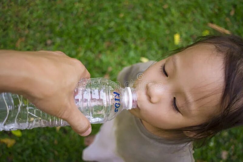 Дети пьют из бутылки. Малыш пьет воду из бутылки. Ребенок пьет воду из бутылки. Бутылочки для детей чтобы пить воду. Младенцы пьют из бутылки.