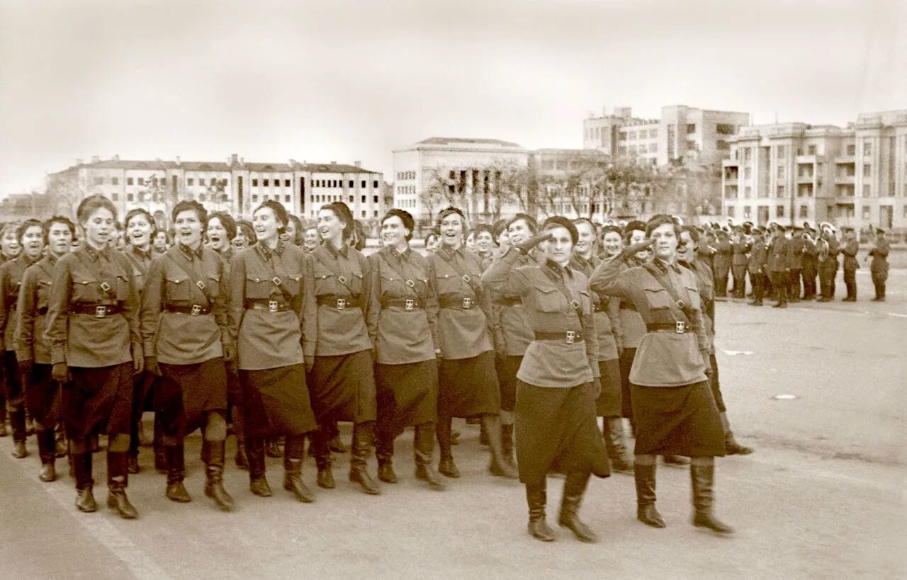 Куйбышев в годы великой. Парад Куйбышев 1941. Куйбышев 1941 год. Самара Куйбышев 1941. Куйбышевская военно-медицинская Академия РККА.