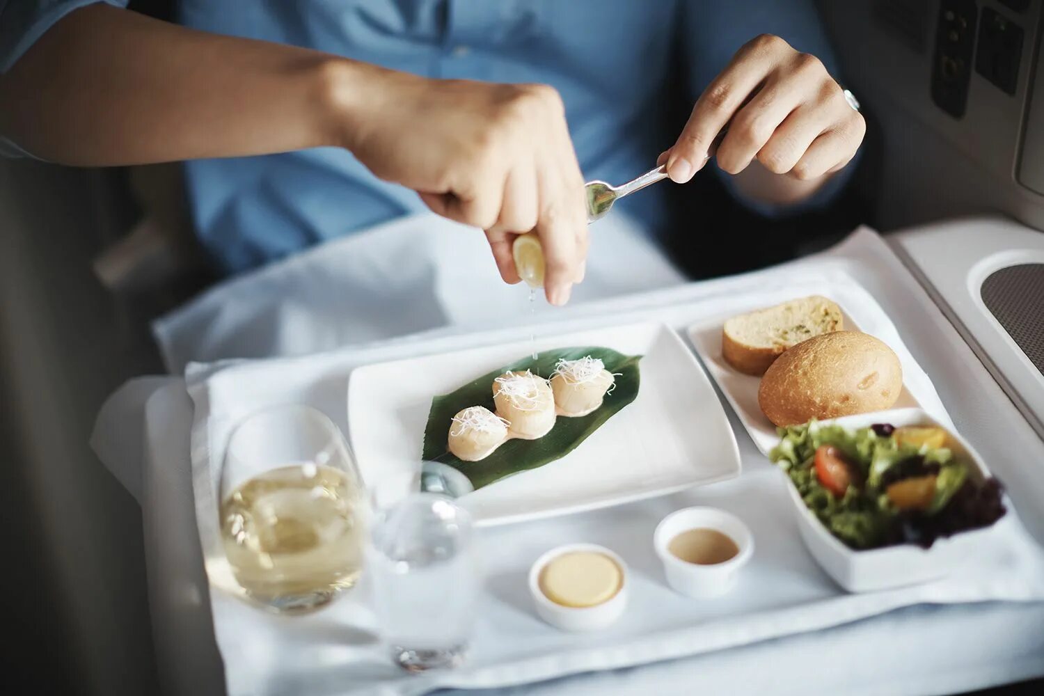 Фуд новости. Самолет Cathay Pacific 1 класс еда. Питание в самолете омлет. Бизнес Авиация питание. Ретро стиль питание в самолетах.