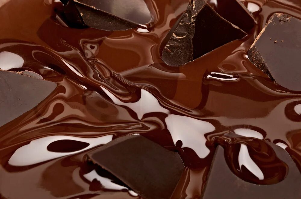 Растаявший шоколад. Жидкий шоколад. Шоколад тает. Тающий шоколад в руках.