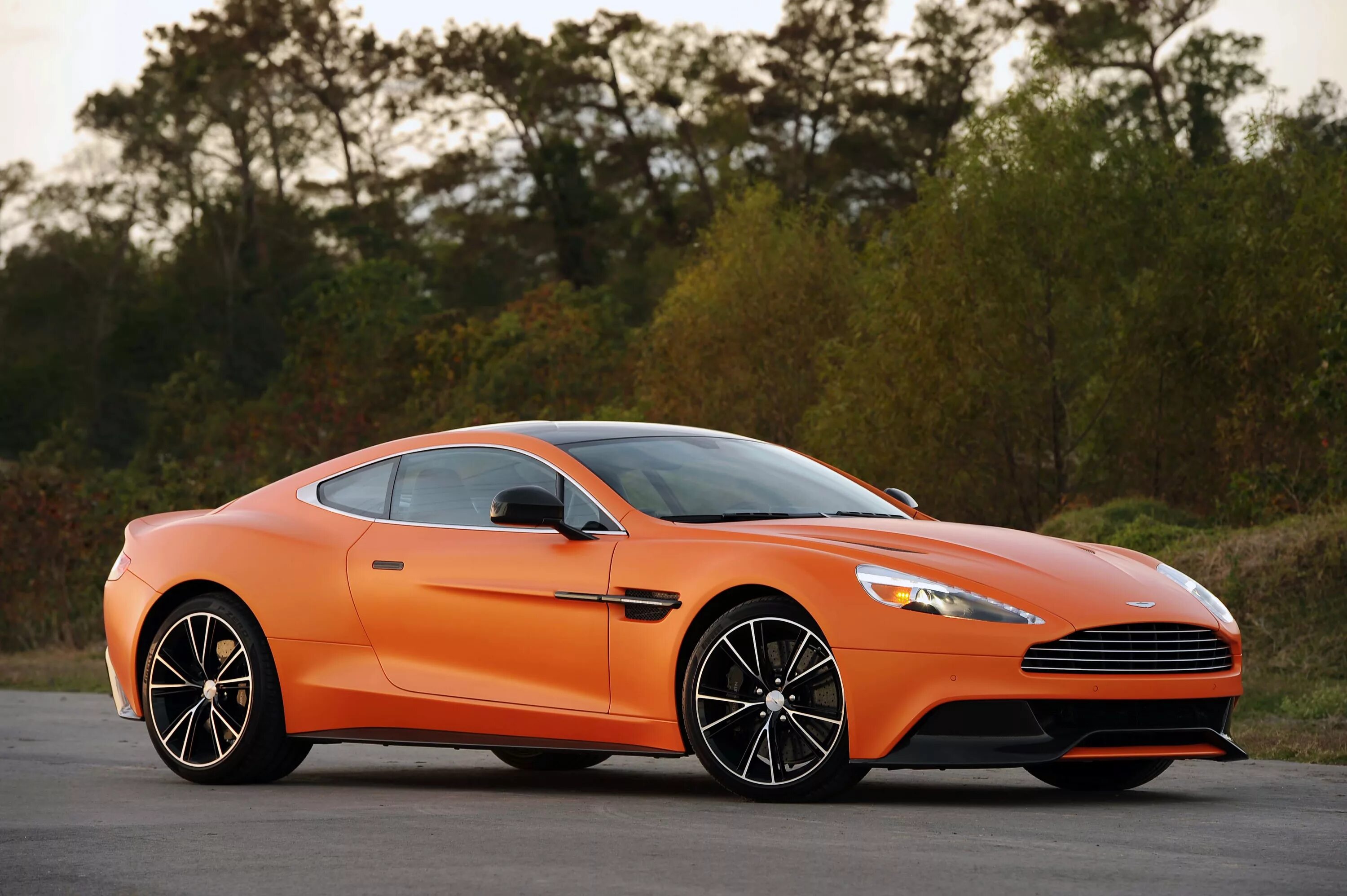 Куп фото. Автомобиль Астон Мартин. Астон Мартин Вэнкуиш. Aston Martin Vanquish оранжевый. Астон Мартин машина купе.