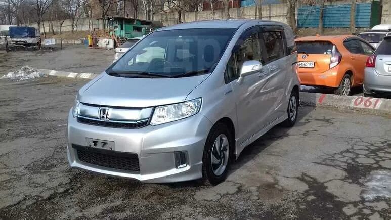 Купить хонда спайк во владивостоке. Хонда Спайк 2015. Honda freed Spikе 2015-2015. Honda freed Spike 2015. Черная решетка радиатора Хонда Фрид Спайк.