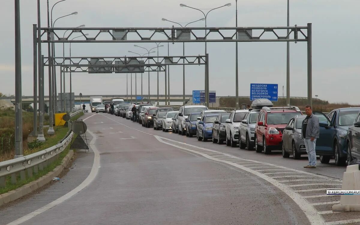 Очередь на крымский мост. Крымский мост сейчас. Какая очередь на крымский мост. Крымский мост пробки. Ситуация на крымском мосту сейчас.
