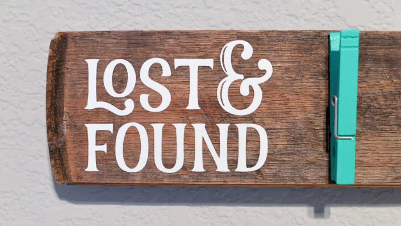 Found. Бюро находок на английском. Открытка Lost found'=. Lost and found ручки.