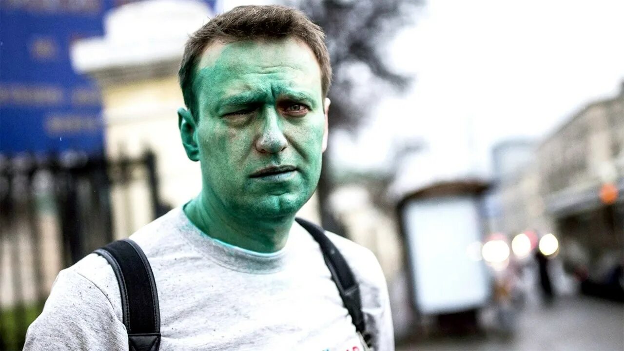 Насральный. Навального облили зелёнкой.