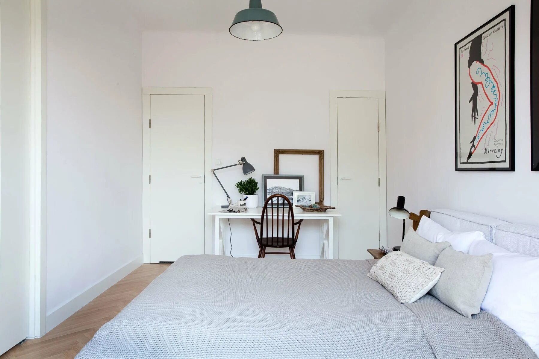 Белые стены в интерьере. Идут белые стены. Сканди стиль. Комната с белыми стенами. Бетонная стена.