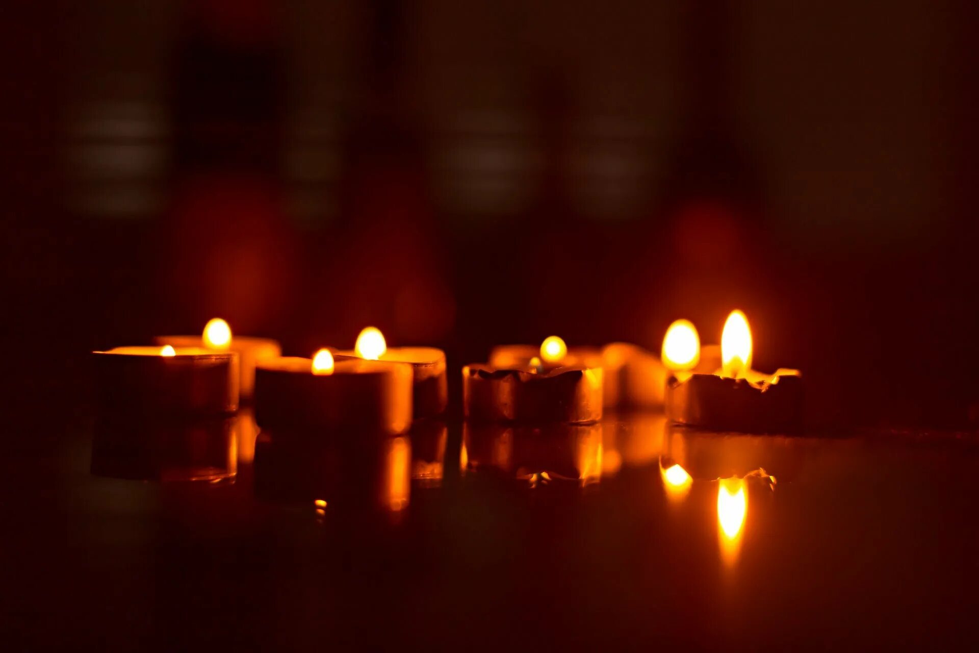 Песня ночи в отеле свечи. Свеча памяти. Горящие свечи. Романтические свечи. Свеча на столе.