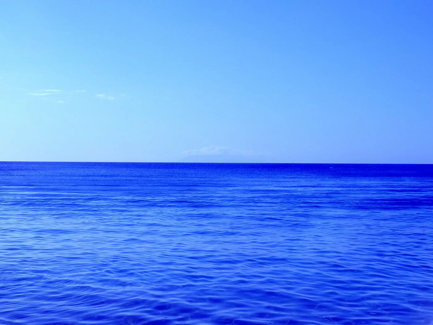 Почему океан синий