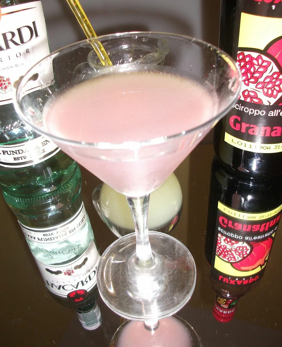 Сайдкар коктейль. Cape codder коктейль. Коктейль вик. Коктейли на черном фоне. Космополитен коктейль фото.
