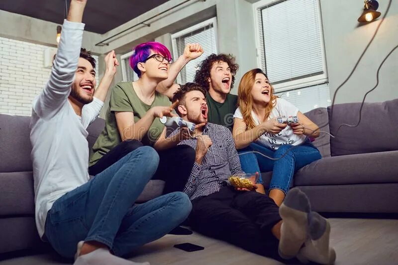 Почему друзья играют. Компания друзей играет. группа друзей играют. компания друзей на диване. друзья в сприел друзья играют.