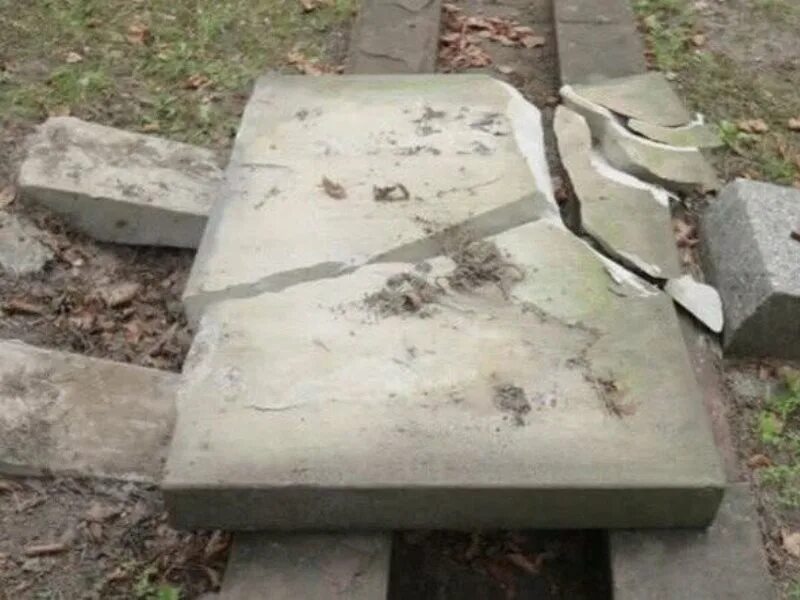 Осквернение памятников волгоград. Осквернение памятников советским воинам польша. литва вандалы памятники советским воинам. осквернение памятников советским воинам в европе.