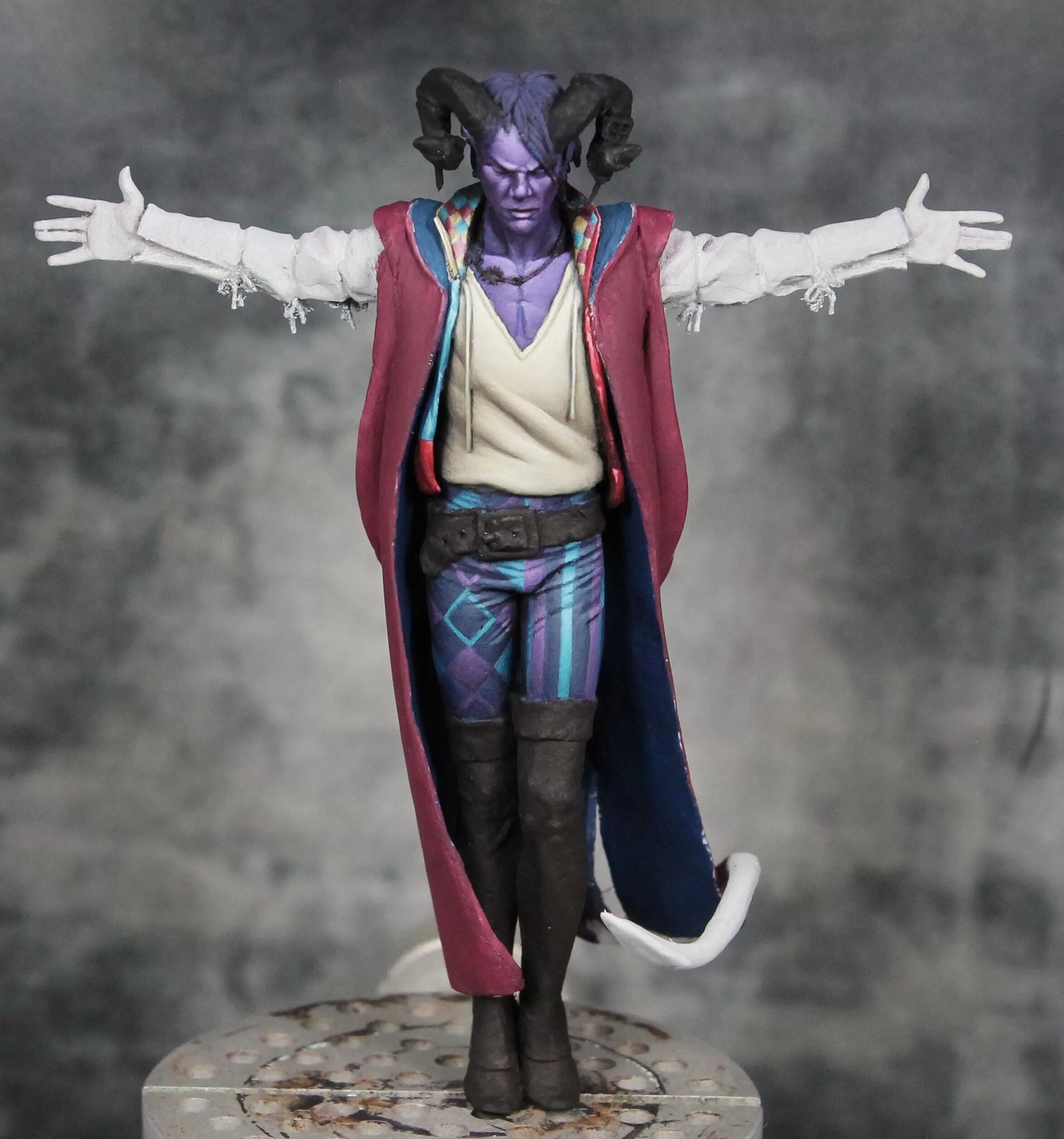 Tiefling cosplay. Моллимок Тилиф. Тифлинг косплей. Mollymauk tealeaf Figure. Косплей на тифлингов.