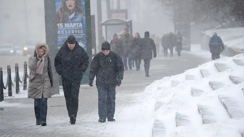 В россии весь холодный. Морозы в России. Люди зимой в России. Холод в России. Люди в Москве зимой.