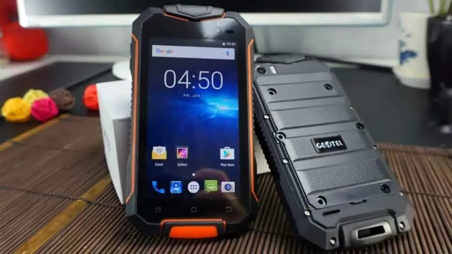 Смартфон съемный аккумулятор 2025. Land rover geotel a1. смартфоны geotel противоударные. geotel a1 android. игровой телефон с двумя аккумуляторами.