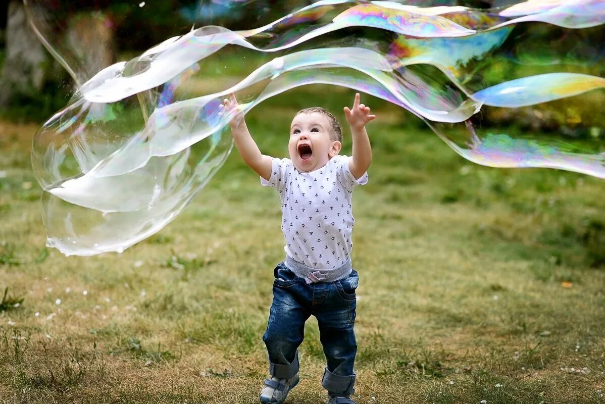 Какова благодать. Дети и мыльные пузыри. Радость мыльные пузыри. Радостные дети с мыльными пузырями. Ребенок радуется пузырям.