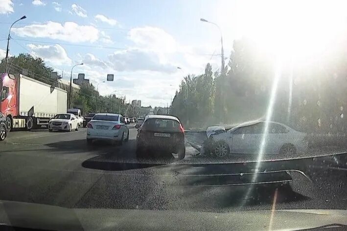 Дтп автомобилей на перекрестке. Пожар в красноармейском районе волгограда. Дтп волгоград сегодня тракторозаводский район. Что случилось в волгограде. Дтп волгоград красноармейский.