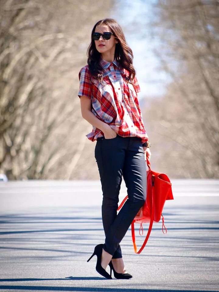 Красная блузка сочетается