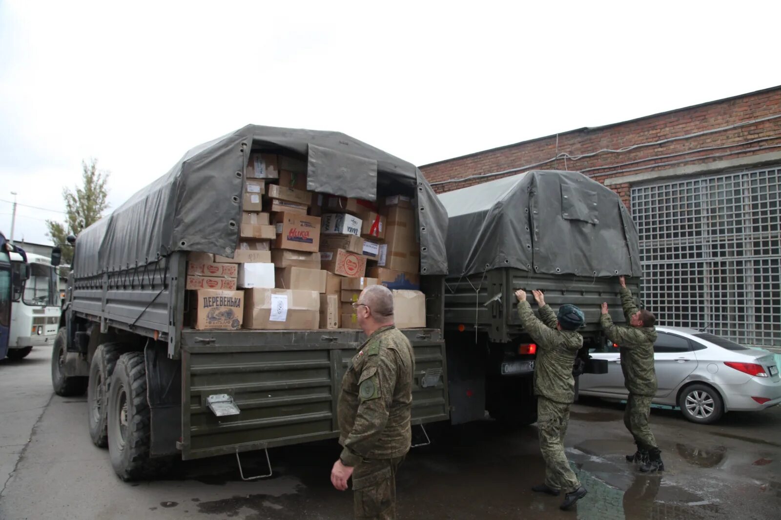 Гуманитарная помощь военнослужащим сво. Груз 200 грузовик. Грузовики военные с гуманитаркой. Гуманитарная помощь армии.