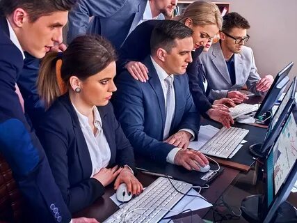 Два человека работающих