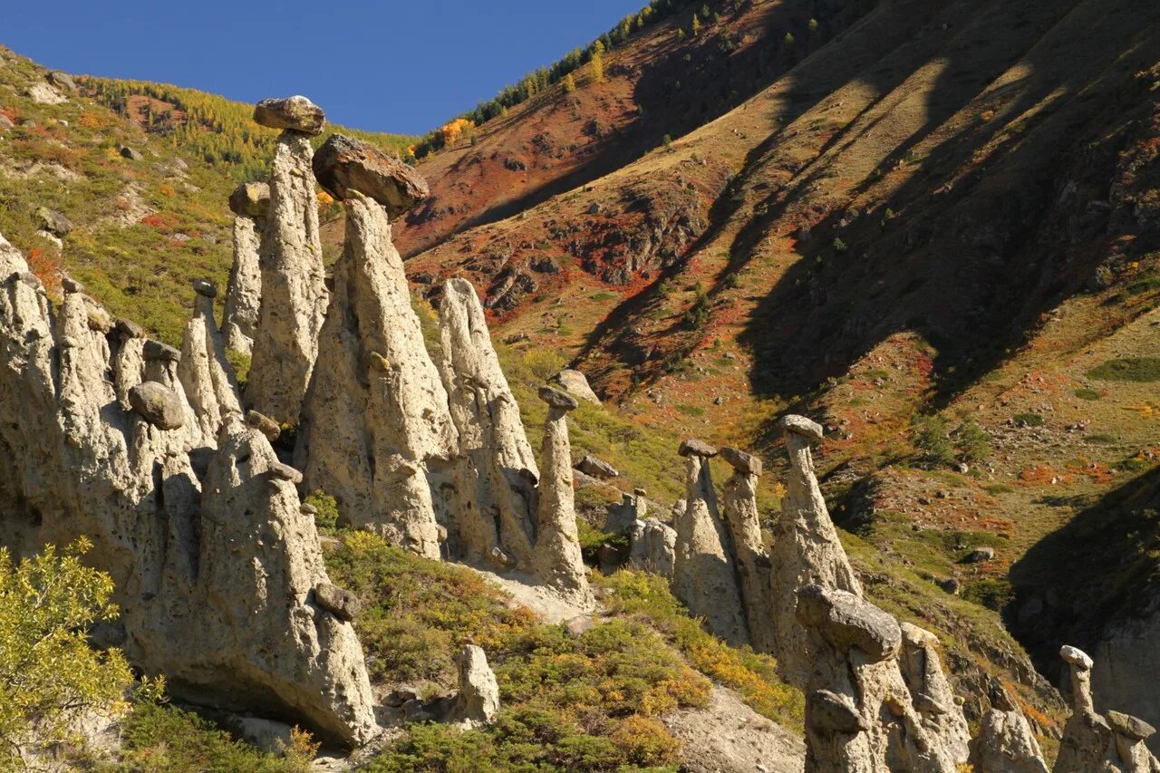 Достопримечательности алтая чемал манжерок. Урочище аккурум на алтае. Достопримечательности горного алтая чертов палец. Горы даховская адыгея. Горный алтай горно алтайск достопримечательности туризм.
