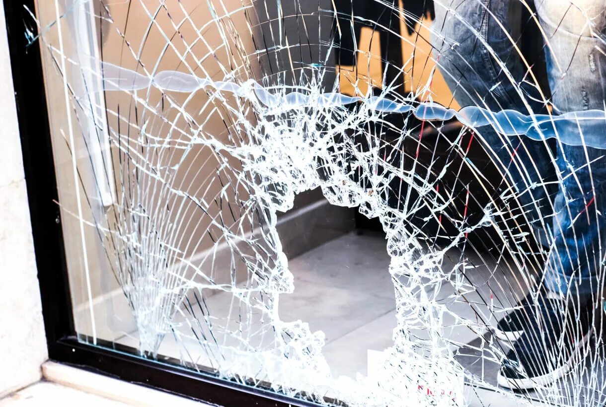 Разбил окно. The window glass is broken перевод. Разбитый стеклопакет. Разбитое стекло в окне. The window glass is broken перевод.